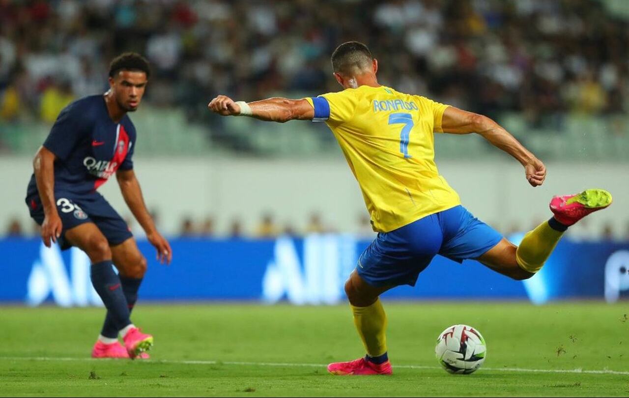 Cristiano Ronaldo chutando uma bola