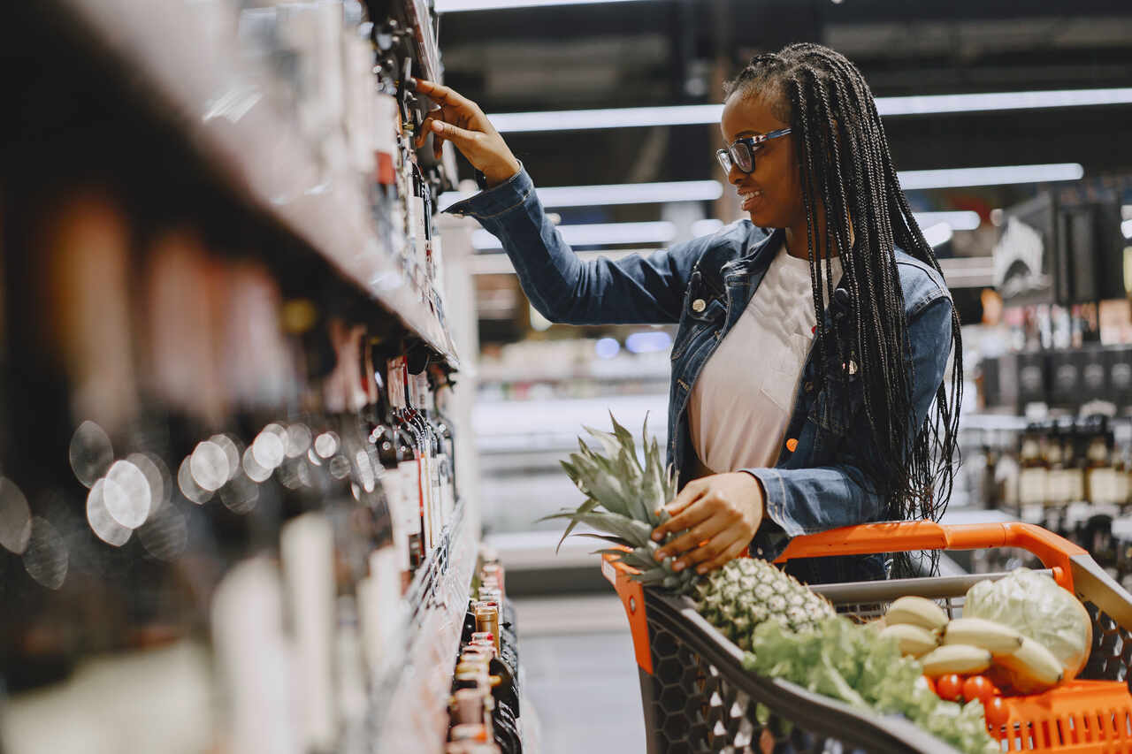 Mulher preta fazendo compras em supermercado