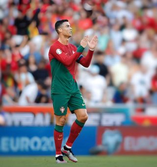 Cristiano Ronaldo em campo batendo palmas