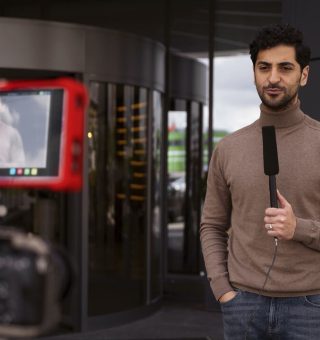 Quanto ganha um apresentador de TV? Homem em frente às câmeras gravando programa