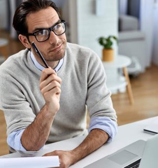 Microempreendedor em frente ao notebook pesquisando quais atividades não podem mais abrir MEI em 2024