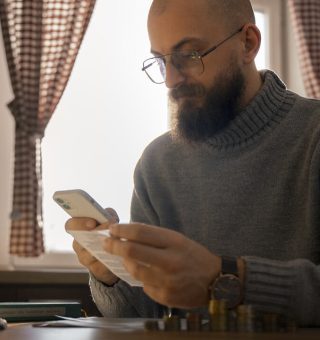 Homem fazendo consulta financeira no celular