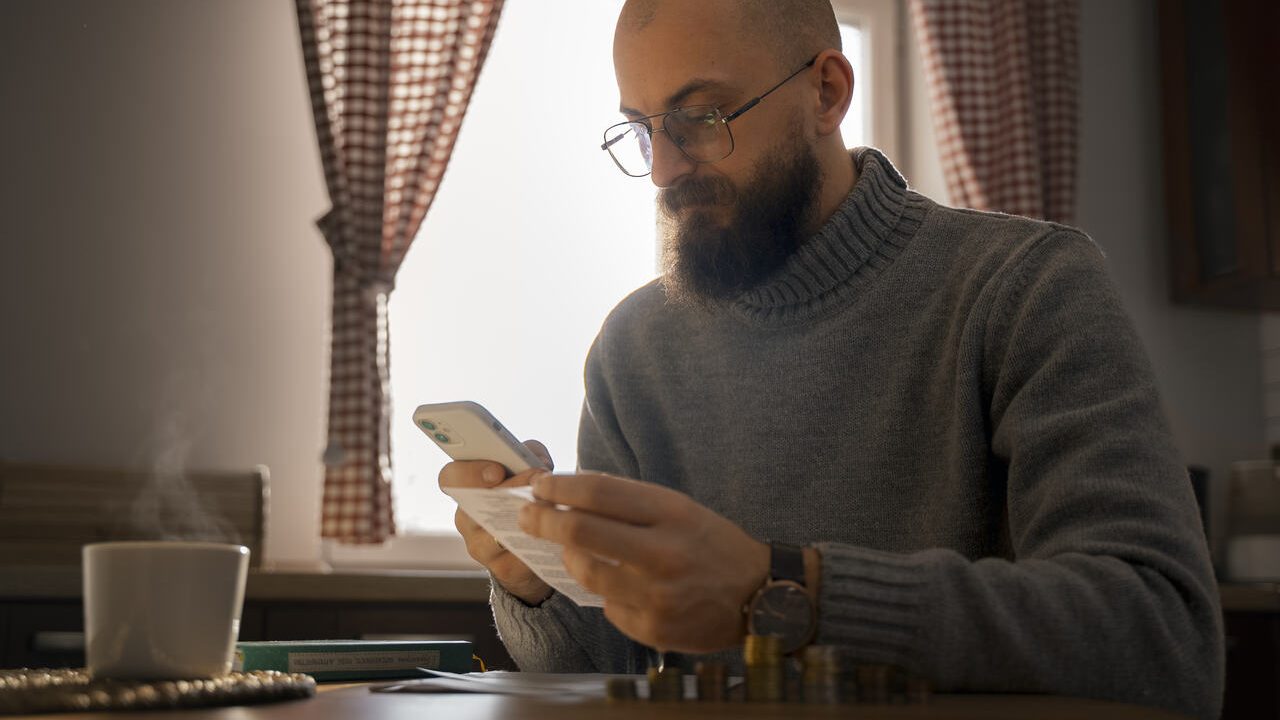 Homem fazendo consulta financeira no celular