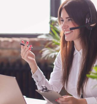 Recepcionista atendendo cliente pelo telefone