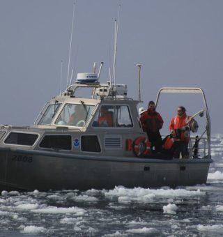 Biólogos marinhos no meio do mar congelado