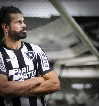 Diego Costa encostado em trave com a camisa do Botafogo