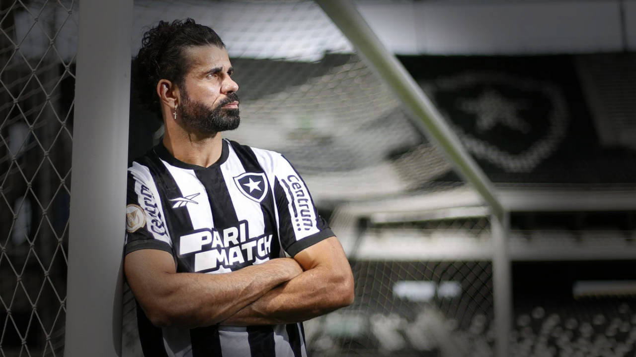 Diego Costa encostado em trave com a camisa do Botafogo