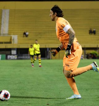 Goleiro Cássio durante jogo contra São Bernardo