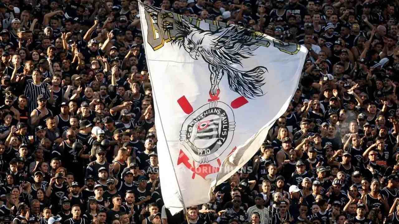 Foto da torcida do Corinthians com bandeira do time