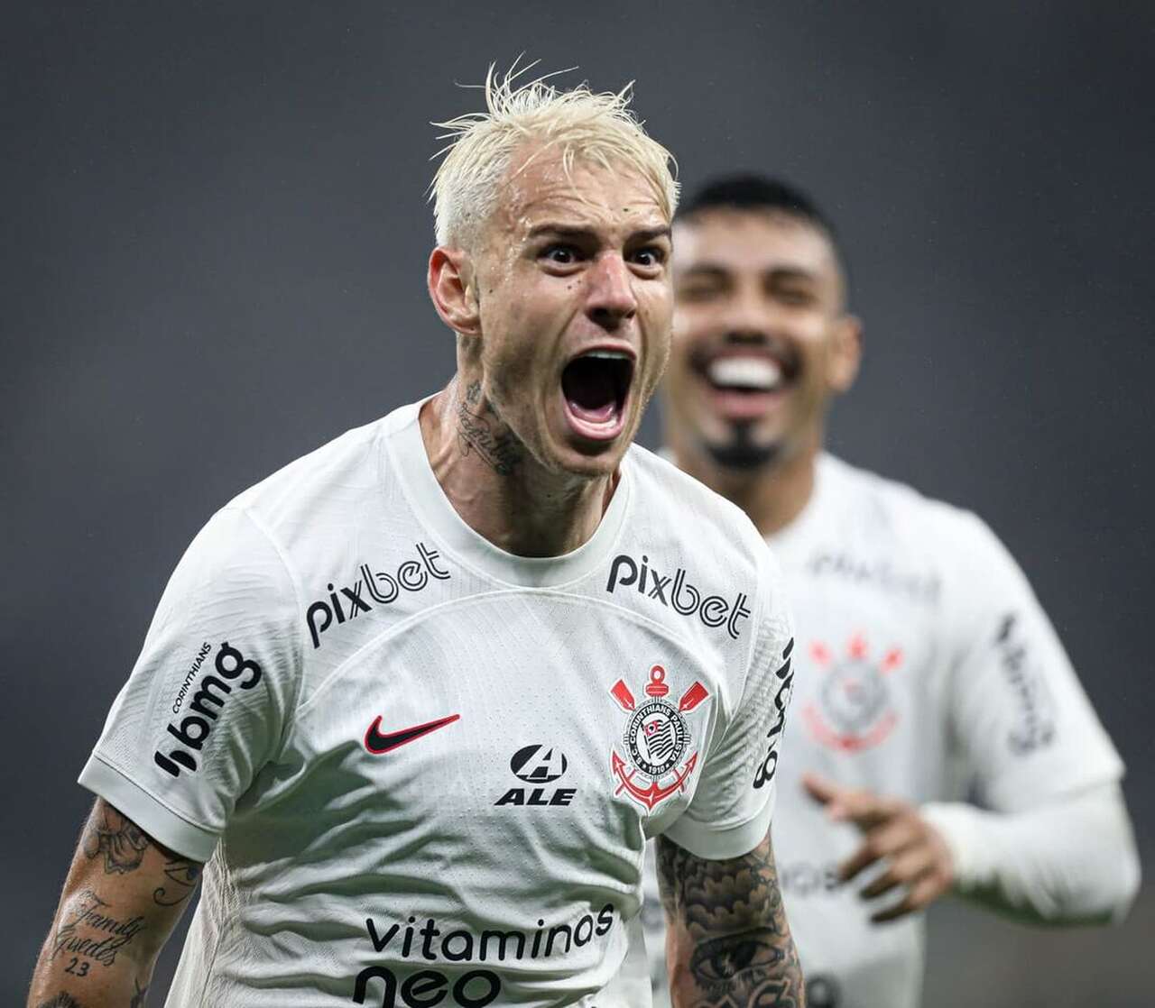 Foto dos jogadores do Corinthians comemorando gol