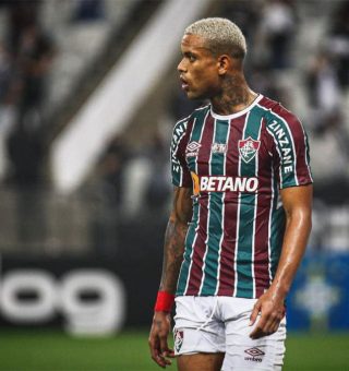 Foto de Caio Paulista em campo jogando pelo Fluminense
