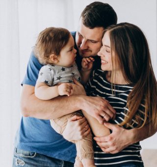 Foto de família jovem com seu filho pequeno em casa