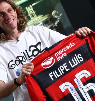 Filipe Luís segurando sua camisa no Museu Flamengo