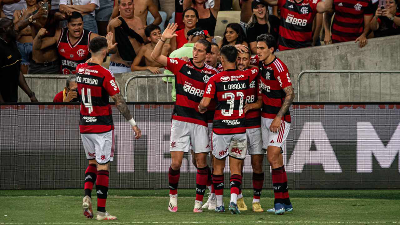 Jogadores do Flamengo comemorando gol