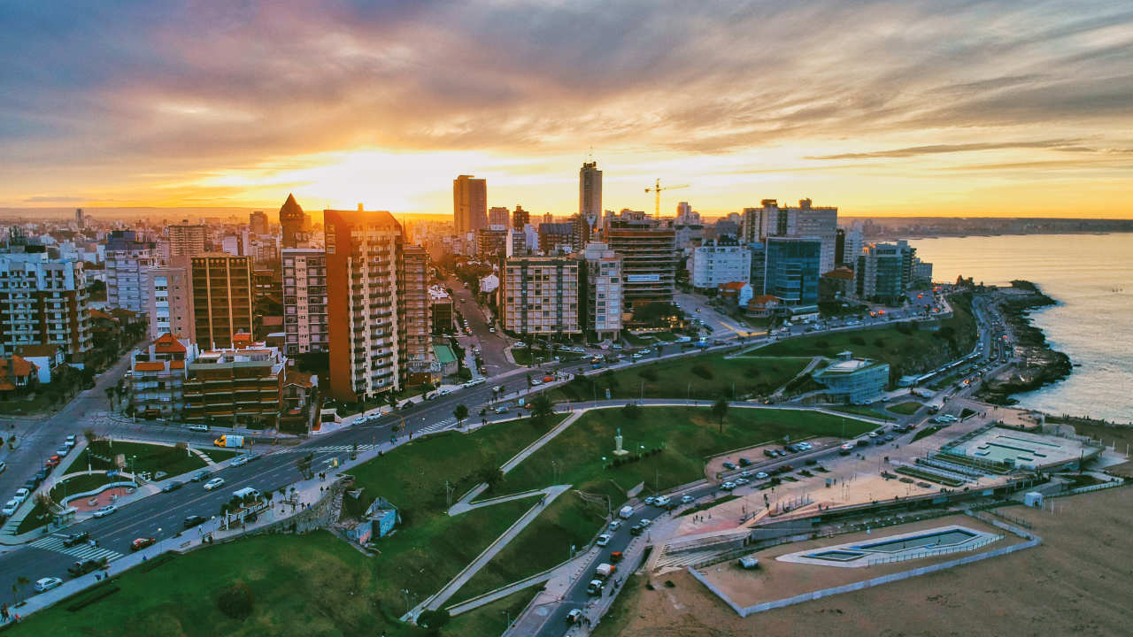 Imagem do por do sol no Mar del Plata, em Buenos Aires, Argentina